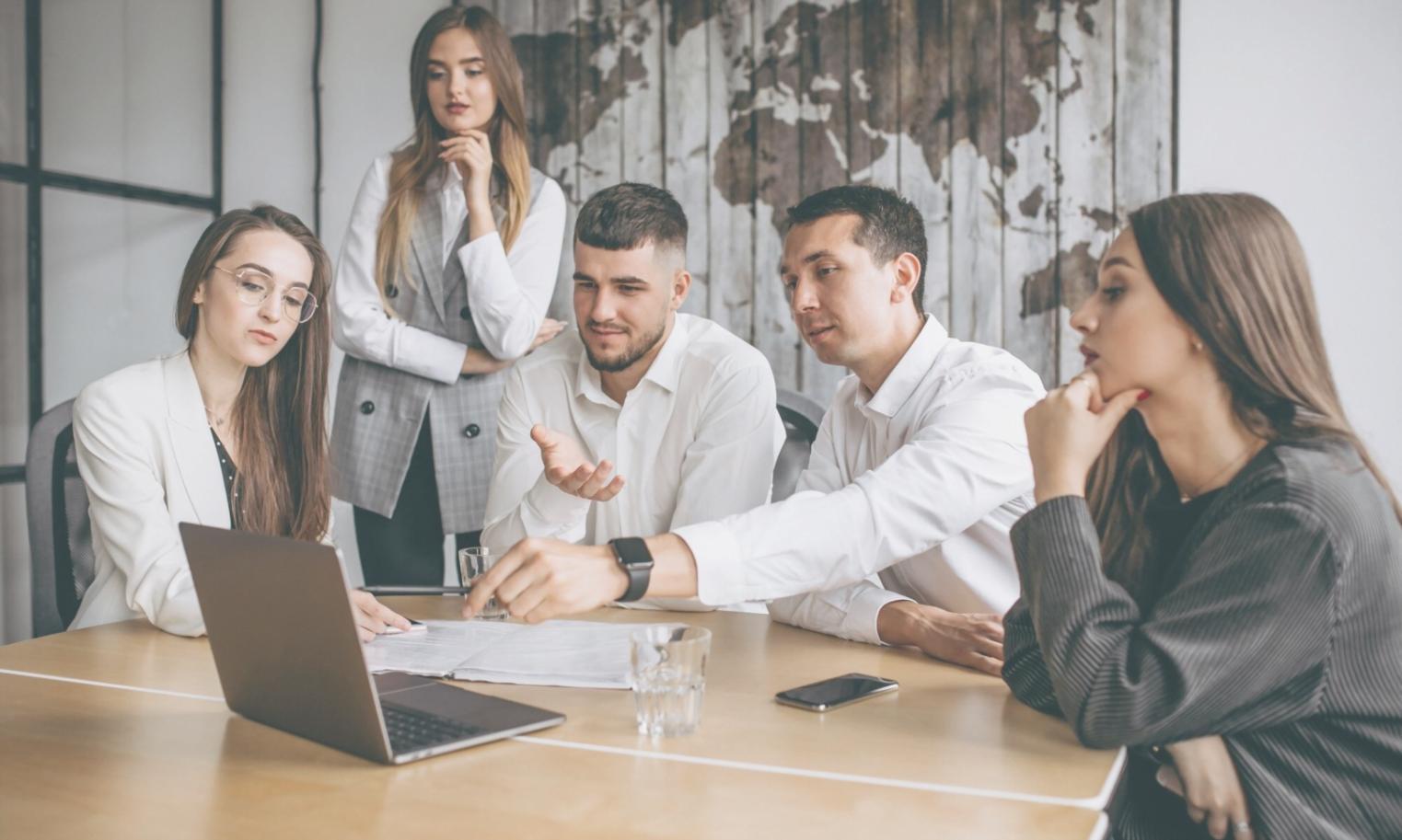 Persona che riflette durante una sessione di lavoro sulla missione personale